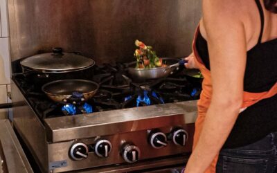 Cocinando.